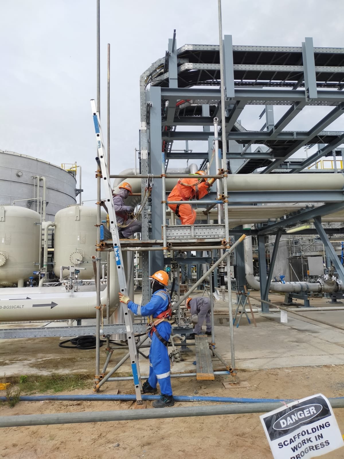 DAH Engineering crew scaffolding an industrial processing plant